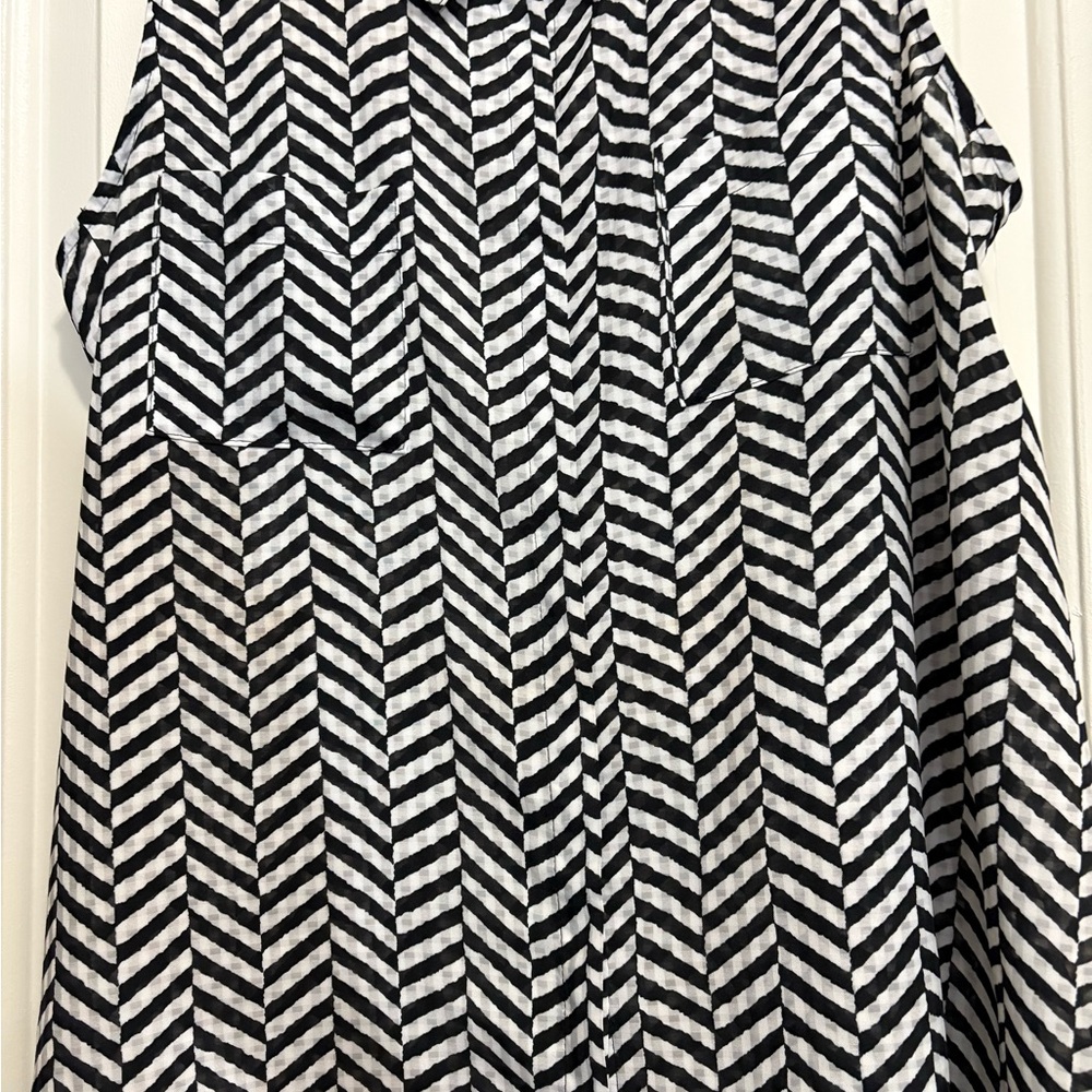 Black and White Sleeveless Chevron Top - Picture 5 of 7